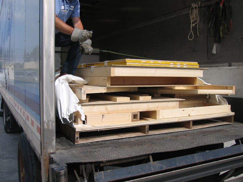Pieces are packed onto the pallet individually. After the bands are cut from the pallet, the kit can be unloaded piece by piece